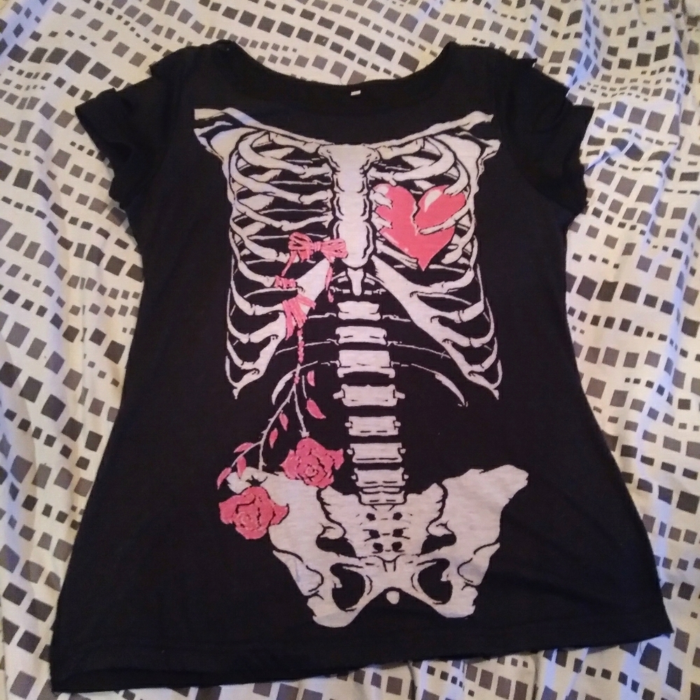 Cute rip sleeved shirt